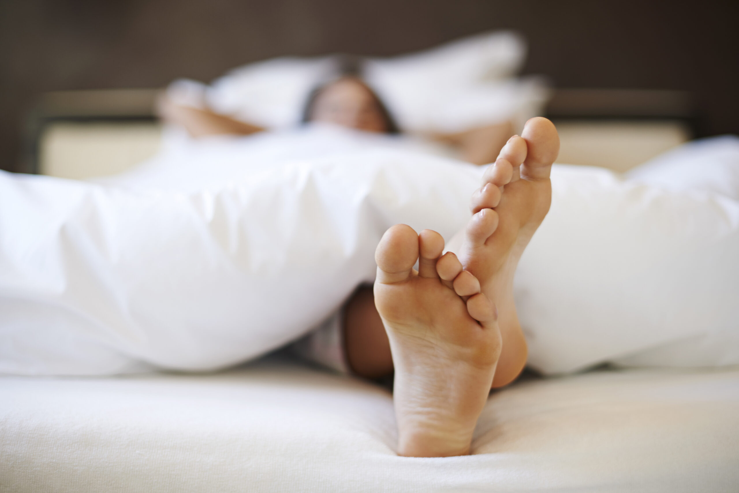 Beneficios de dormir con una almohada para piernas